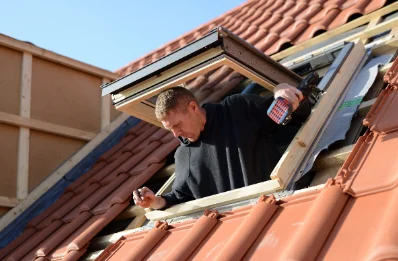 Pose de fenêtres de toit Velux à Aurions-Idernes